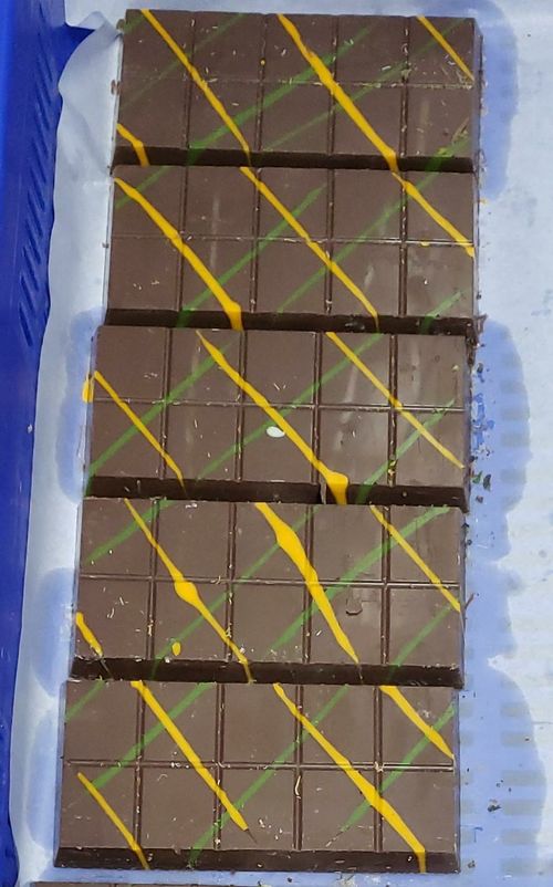 Perusahaan terbaru Solusi tentang Merek Cokelat Baru Berinovasi dengan Mesin Tempering & Depositor Cokelat 60kg untuk Membuat Cokelat Premium Dubai