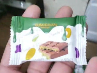 Berita perusahaan terbaru tentang Merek Artisan Menggunakan Pendekatan Semi-otomatis untuk Membuat Bars Cokelat Premium yang Terinspirasi Timur Tengah